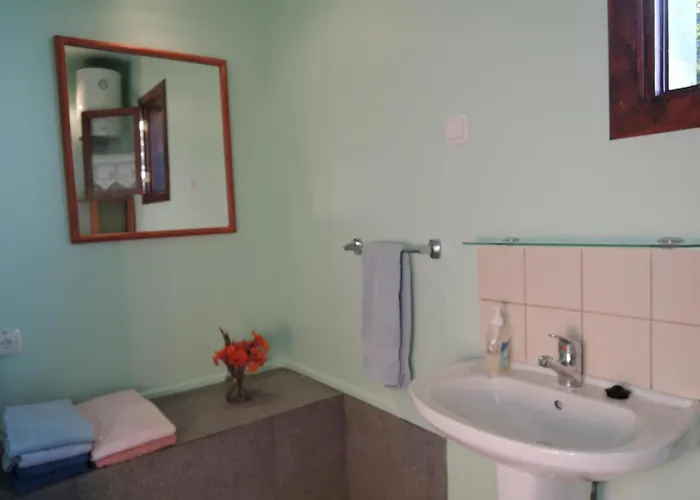 In Mit Schoenem Garten By Interhome 蓬他达维托亚